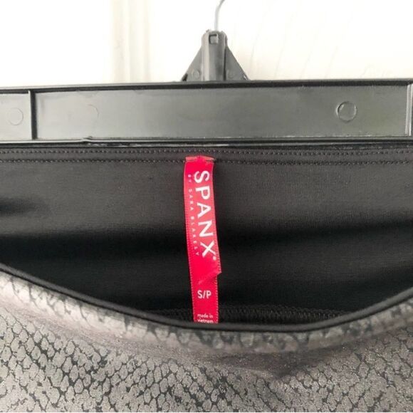 Spanx Black Faux Leather Snake Embossed High Rise Biker Shorts Small - Picture 5 of 6